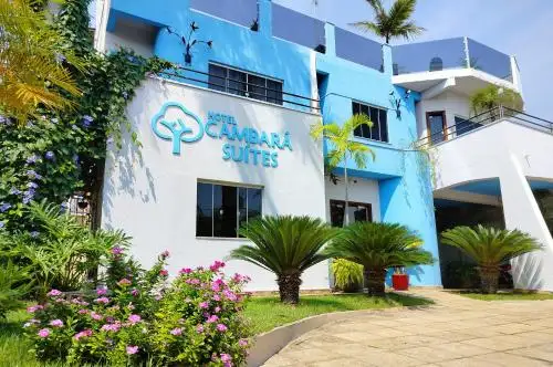 un edificio azul y blanco con plantas y flores en la Pousada Cambará Suítes, en Bonito