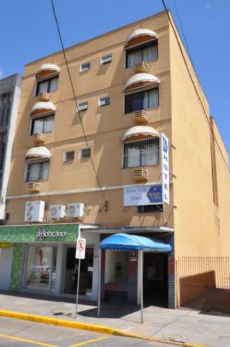 un edificio en la esquina de una calle en Klein Ville Esteio Centro, en Esteio
