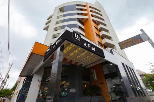 a building with a street sign in front of it at Tri Hotel & Flat Caxias, in Caxias do Sul
