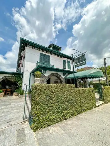 un edificio con un seto frente a él en la Pousada Catedral, en Petrópolis