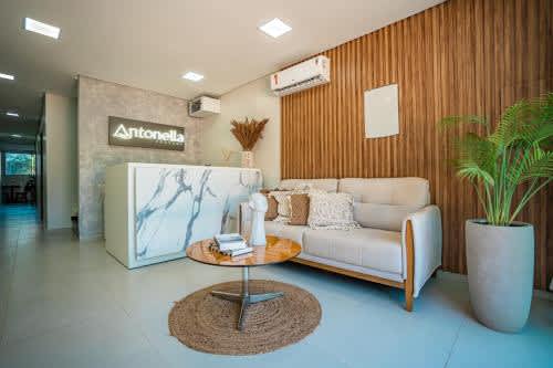 sala de estar con sofá y mesa en la Pousada Antonella, en Maragogi