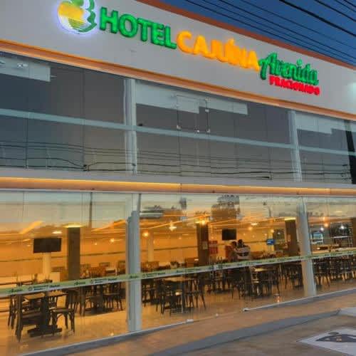 un hotel comedor con mesas y sillas en un edificio del HOTEL CAJUINA AVENIDA, en Teresina