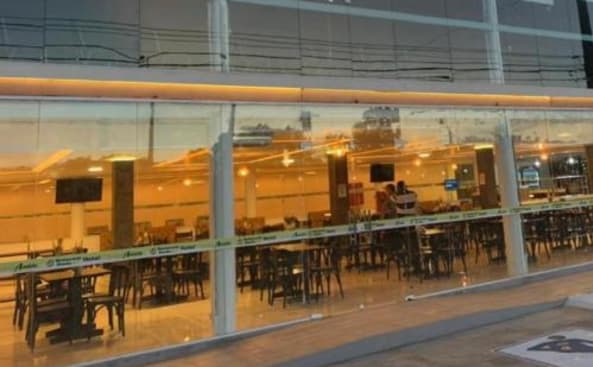 a canteen hotel with tables and chairs in a building at HOTEL CAJUINA AVENIDA, in Teresina
