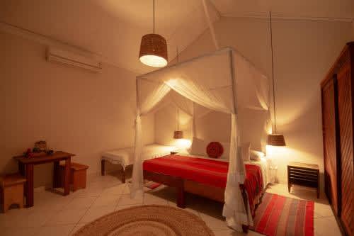 1 dormitorio con cama con dosel en Na Villa dos Algodões, en Maraú