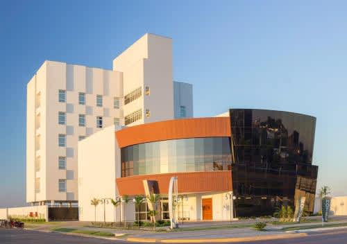 un gran edificio en una calle de la ciudad en VIE HOTEL, en Sinop