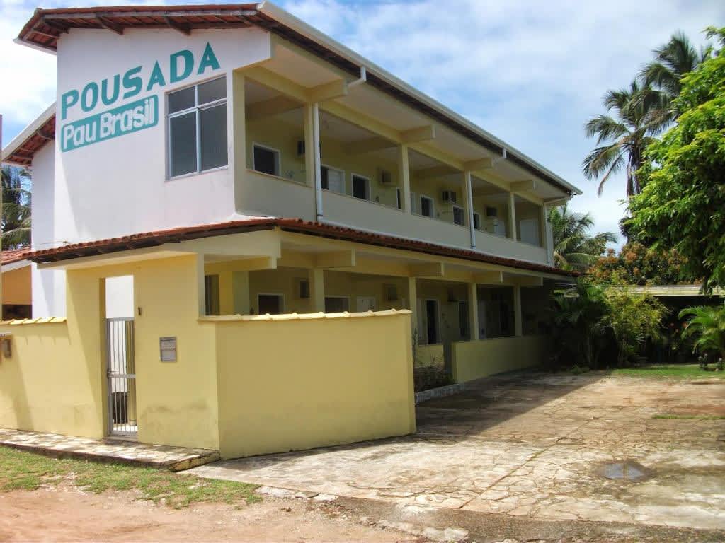 un edificio que lleva el nombre del hotel en Pousada Pau Brasil, en la isla de Comandatuba