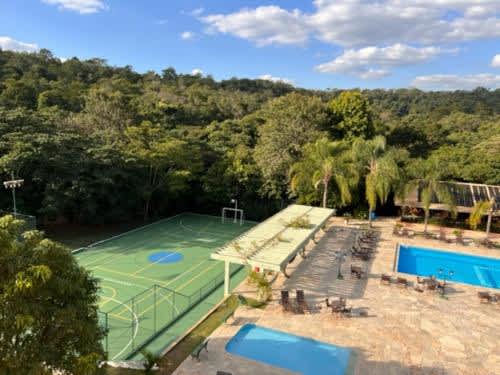 una vista aérea de una cancha de tenis junto a una piscina en el Hotel Fazenda Brisa Itu, en Itu