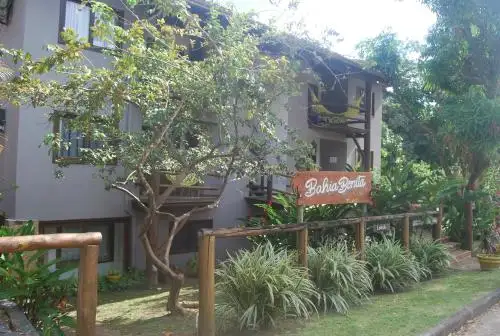 un edificio con un letrero frente a él en Bahia Bonita Flat, en Itacaré
