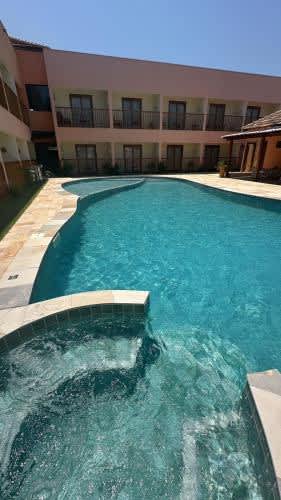una gran piscina frente a un edificio en la Pousada Deu Praia Maragogi, en Maragogi