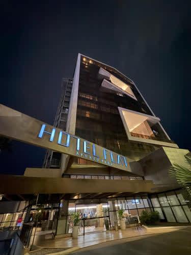 un edificio con letrero de hotel por la noche en el Hotel Flat Afonso Pena by Gibran, en Campo Grande