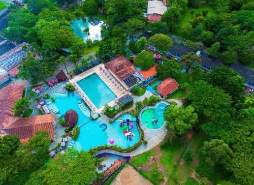 vista aérea de una piscina en un complejo del Resort Fazenda Sao João, en São Pedro