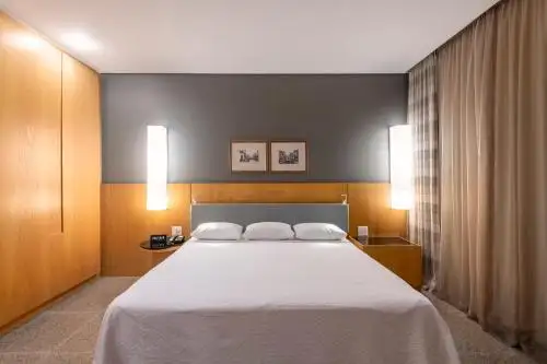 1 dormitorio con 1 cama de matrimonio y 2 almohadas en DELPLAZA Excelsior São Paulo - By Monreale, en São Paulo