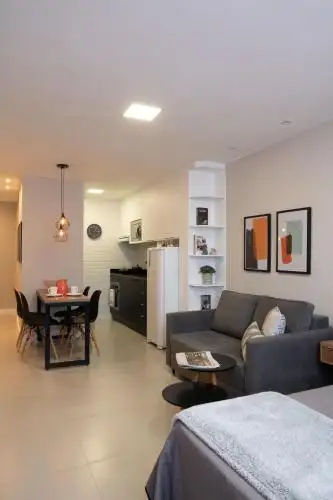 sala de estar con sofá y mesa en Art Inn Porto, en Río de Janeiro