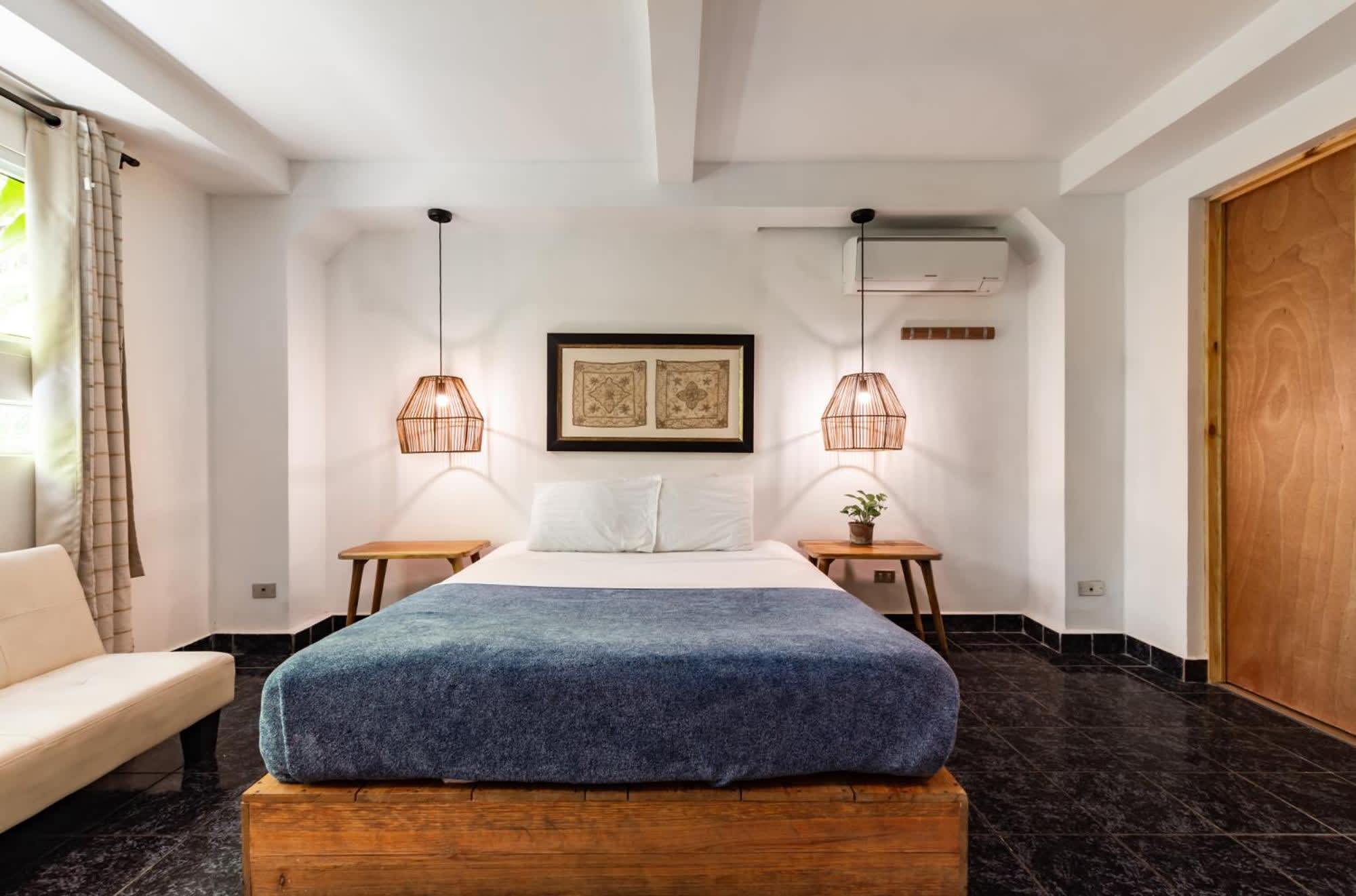 Una cama o camas en una habitación del Cinco Hotel B&B