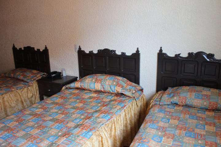 Habitación con tres camas