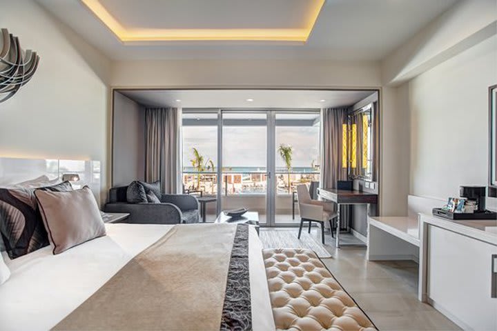 Img - Luxury junior suite ocean view