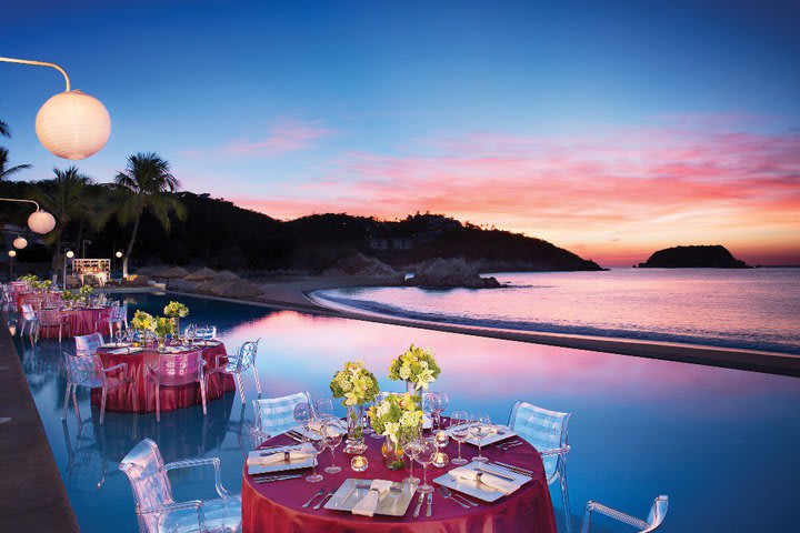 Cena de gala en la piscina