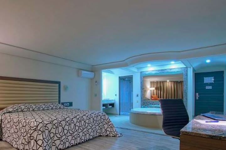 Deluxe suite with whirlpool bath