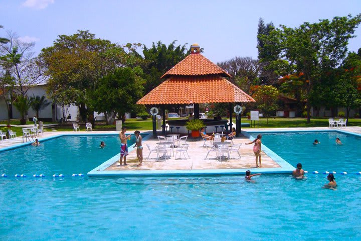 Bar en la piscina