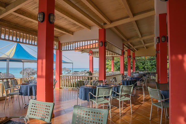 Restaurante con vista al mar