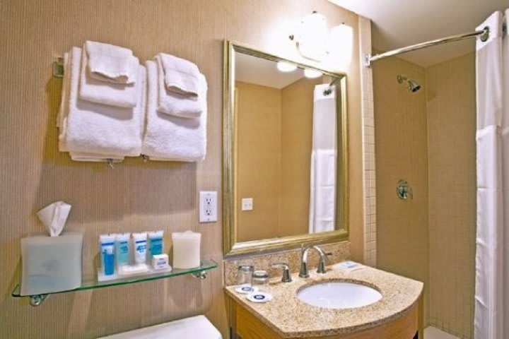 Baño de huéspedes del hotel Wyndham Garden Manhattan Chelsea West en Nueva York