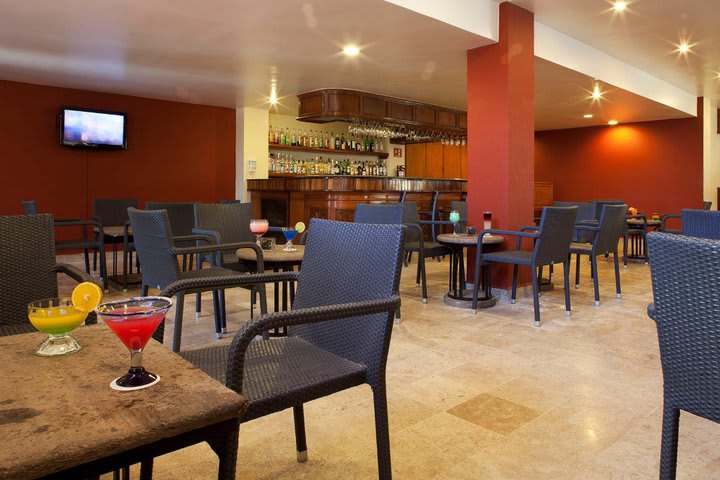 El lobby cuenta con un bar