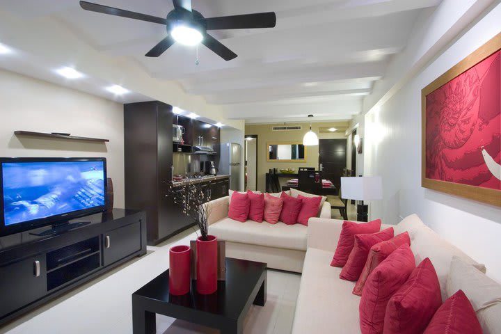 Sitting area in a deluxe suite with jacuzzi