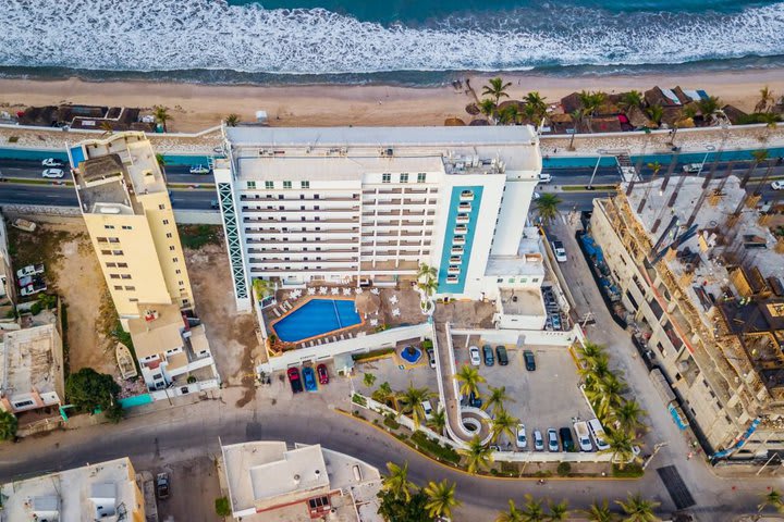 El hotel está frente al mar