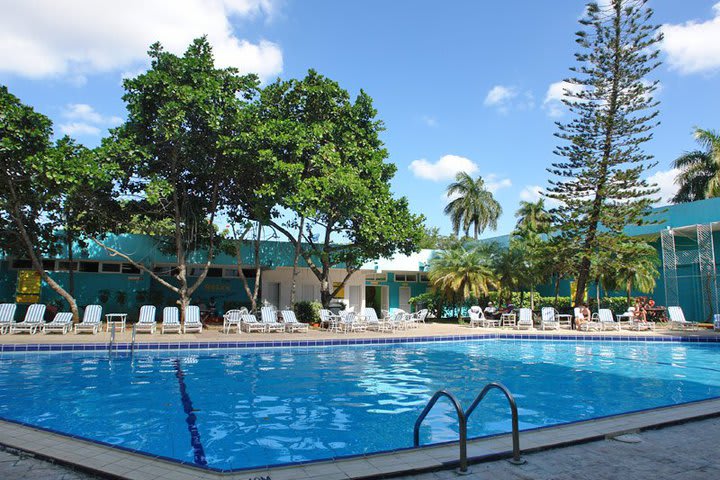 La piscina exterior cuenta con área de descanso