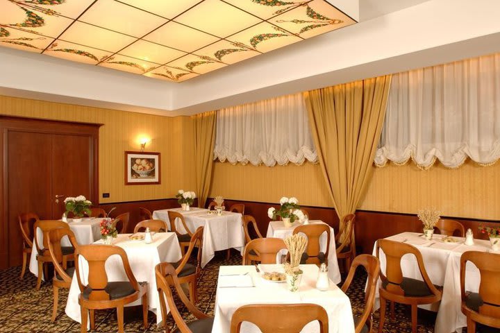 Salón de desayunos del Best Western Antares Hotel Concorde en Milán