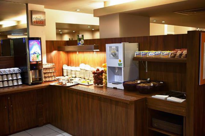 Barra de desayuno en el Holiday Inn Express Croydon