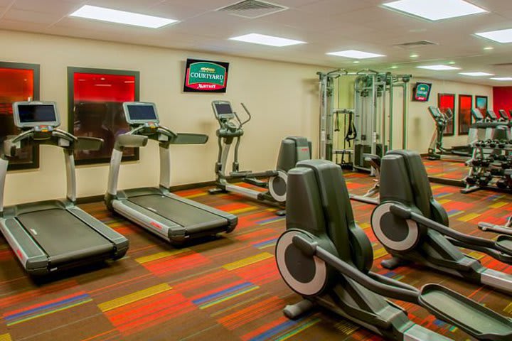 El gimnasio del hotel Courtyard en Manhattan cerca de Times Square está abierto las 24 horas