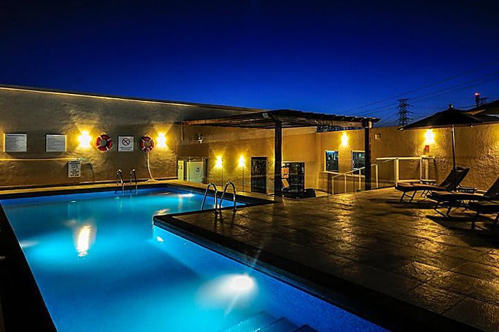 Piscina por la noche