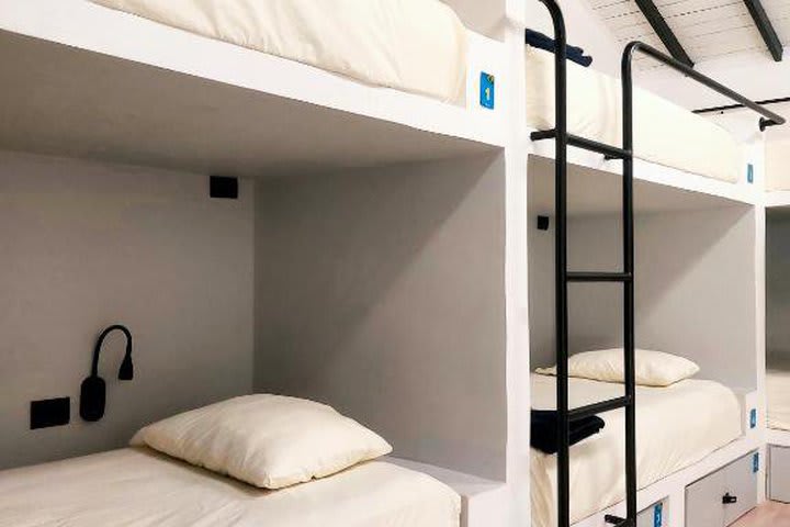 Dormitorio con aire acondicionado