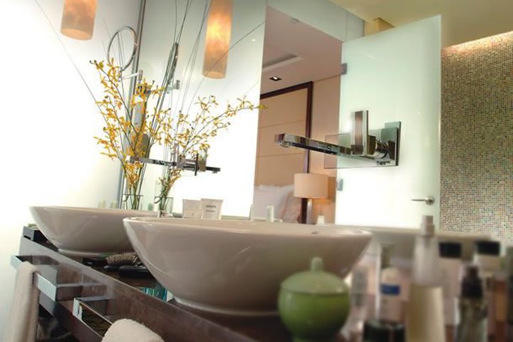 Guest bathroom at the Marriott Executive Apartments, Union Square, Shanghai Pudong hotel