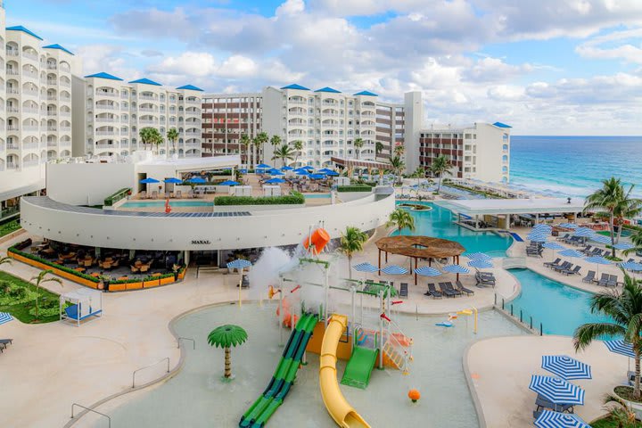 Vista de las piscinas y la piscina para niños con resbaladillas