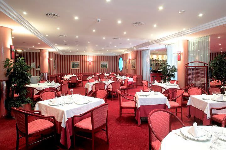 El hotel HCC St. Moritz Barcelona cuenta con un restaurante