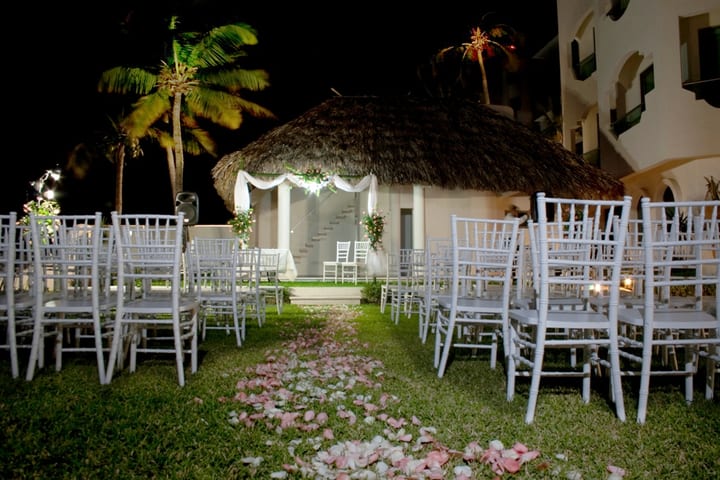 Espacio para eventos en el jardín del hotel Playa Caracol