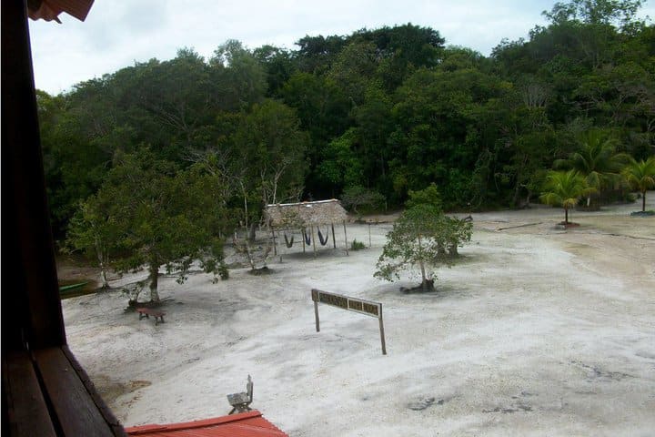 El hotel Malocas Jungle Lodge se ubica en la ribera del río Preto da Eva