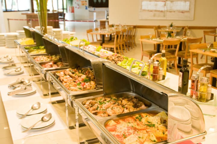 The restaurant at the Matiz Guarulhos hotel offers buffet-style meals