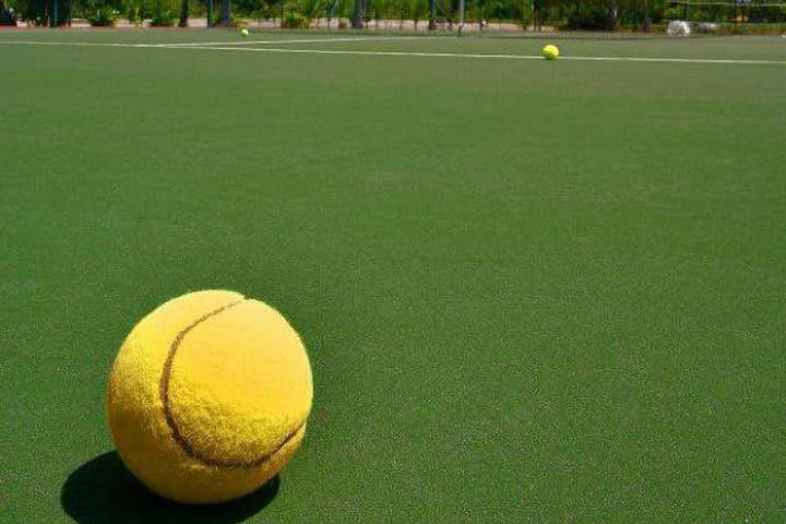 Cancha de tenis del Nannai Resort, hotel de playa en Pernambuco