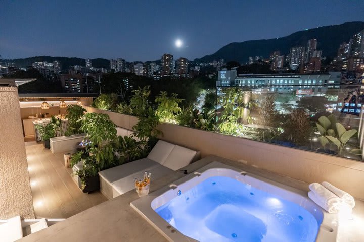 Jacuzzi en la terraza del penthouse