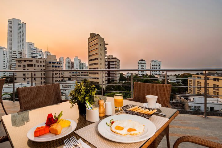 Hay una terraza donde se puede disfrutar la vista de la ciudad