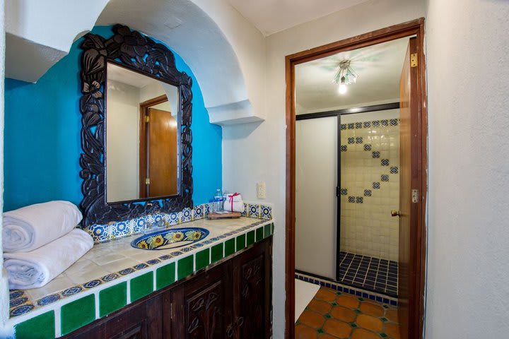 Private guest bathroom with shower