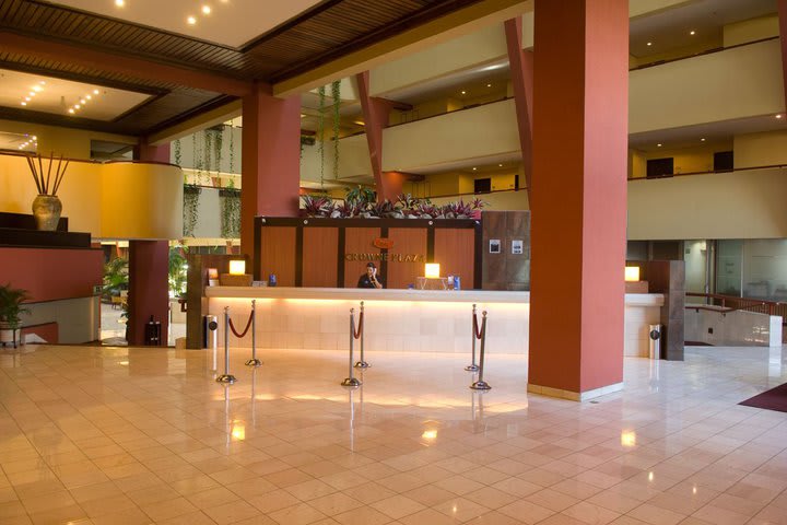 Recepción del hotel Crowne Plaza San José Corobici