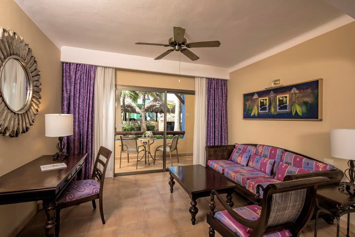 Sitting area in a suite with garden view