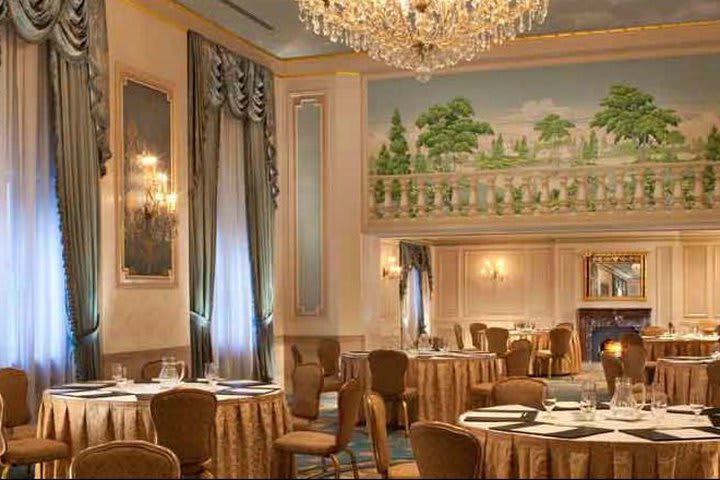 Salón de eventos del hotel The Waldorf Towers en Nueva York