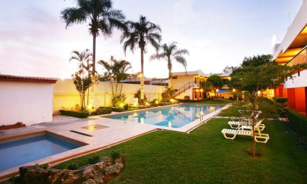 La piscina climatizada se encuentra al aire libre