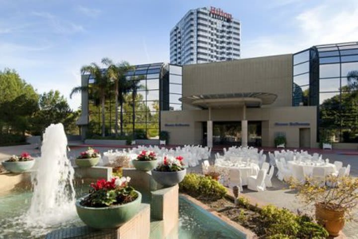 The Hilton Los Angeles hotel in Universal City is ideal for business travelers