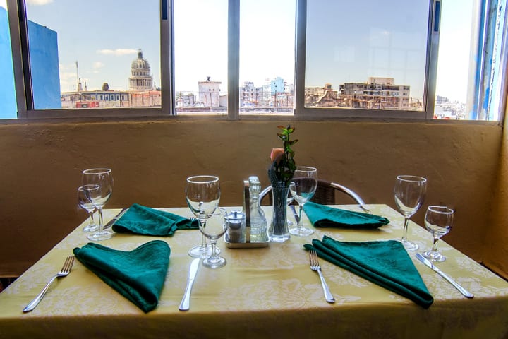 El restaurante tiene vista a la ciudad